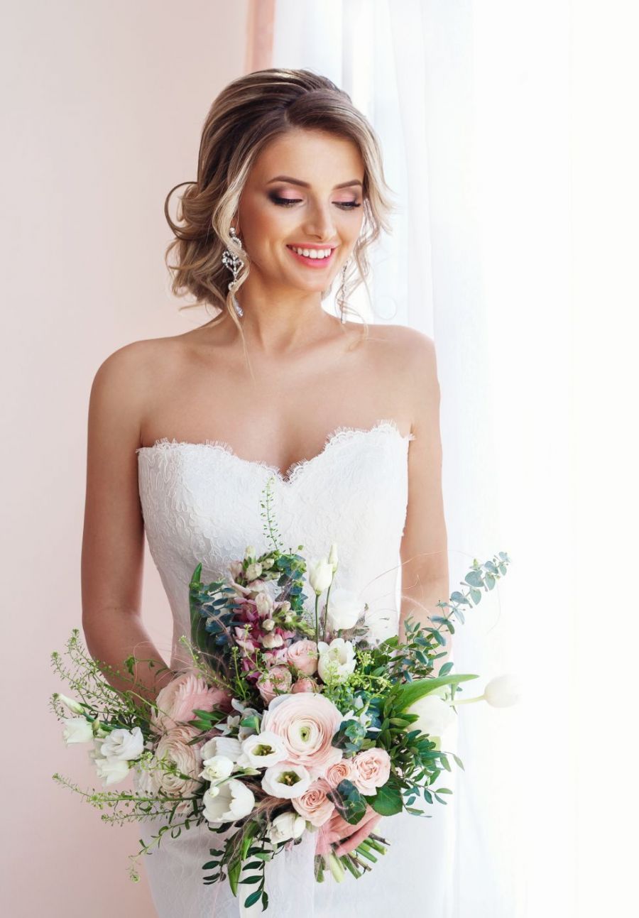 Eine Braut mit Brautstrauß